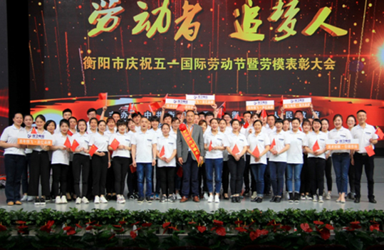 左手视频集体与董事长现场合影1.png